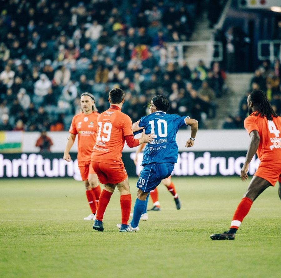 Ronaldinho gibt sich in Luzern die Ehre, Hakan Yakin (hinten) ist auch dabei.