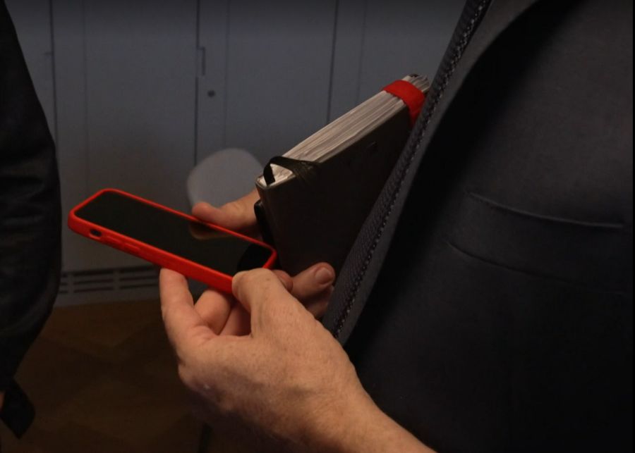 Auch wenn er im Bundeshaus Termine hat, lässt Verteidigungsminister Martin Pfister das wichtige Handy nicht in seinem Büro.