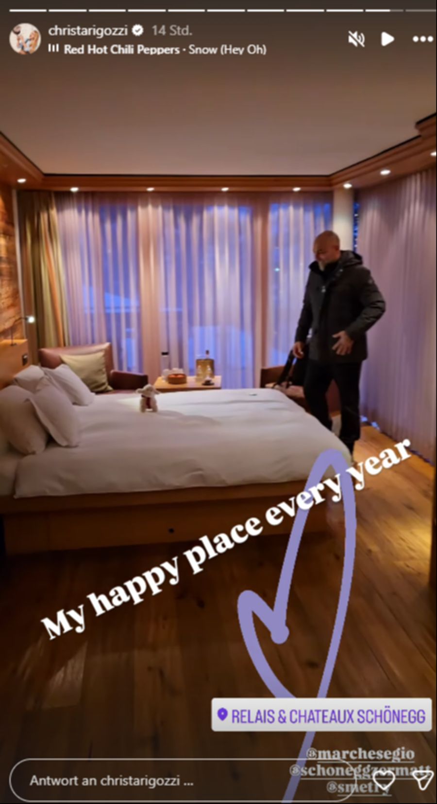 Rigozzi gibt ihren Followern eine kleine Roomtour.