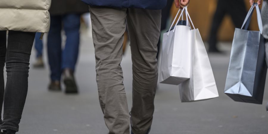 37 Prozent wollen laut einer aktuellen Umfrage weniger für Gebrauchsartikel ausgeben und 35 Prozent für Kleidung. Kaum gespart wird hingegen beim Kauf von Lebensmitteln. (Archivbild)