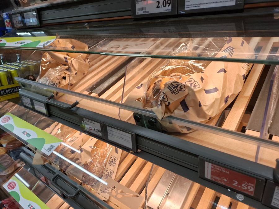 In einer Aldi-Filiale in Bern sind Brot und Brötli fixfertig abgepackt.