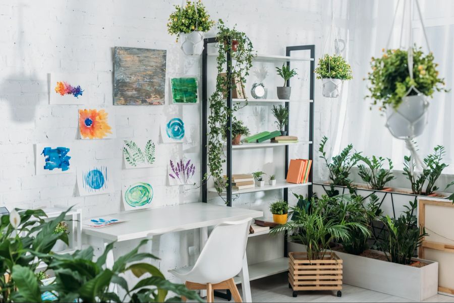 Mit Pflanzen bestücktes Zimmer