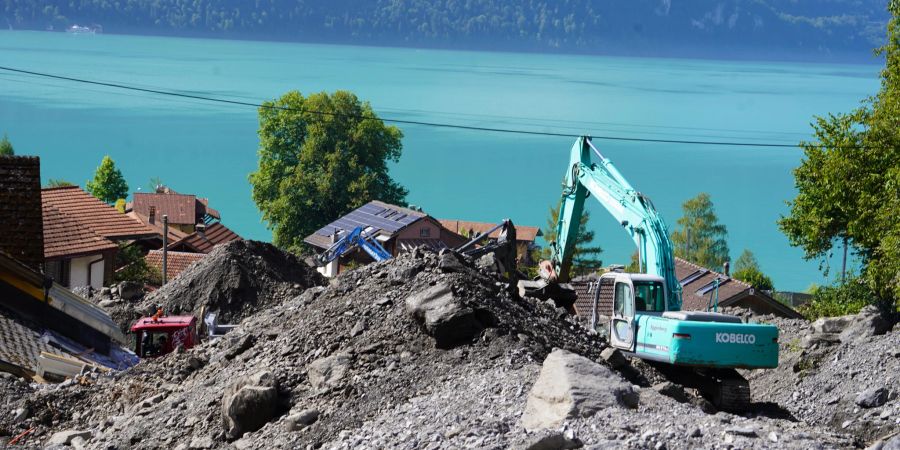 Bagger erstellen einen Schutzdamm in Brienz im Berner Oberland.