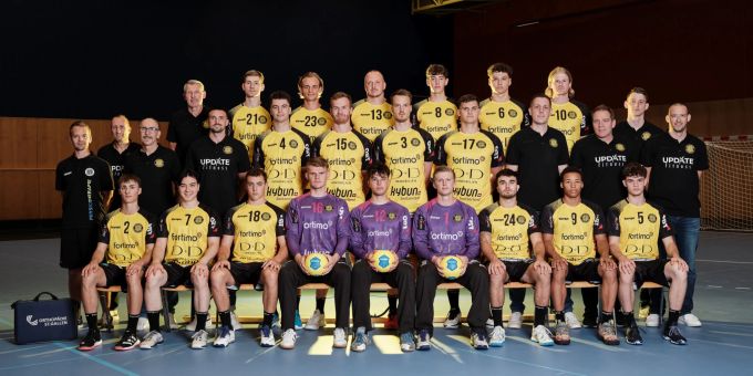 Die Mannshaft des TSV St.Otmar Handball zur Saison 2024/2025. Auf den Trikots die neuen Hauptpartner der Saison. TSV St.Otmar Handball