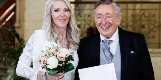 Richard Lugner und seine Ehefrau Simone. Die Witwe des verstorbenen Baulöwen hatte einen Unfall. Lugner