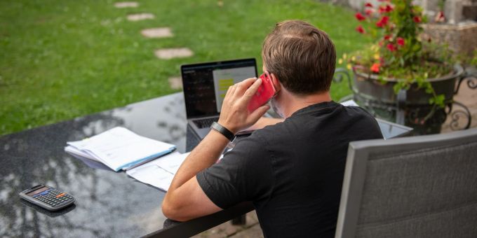 Dieser Mann im Homeoffice muss sich ums Lüften keine Sorgen machen. Dieser Mann im Homeoffice muss sich ums Lüften keine Sorgen machen.