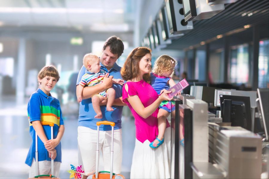 Familie am Flughafen.