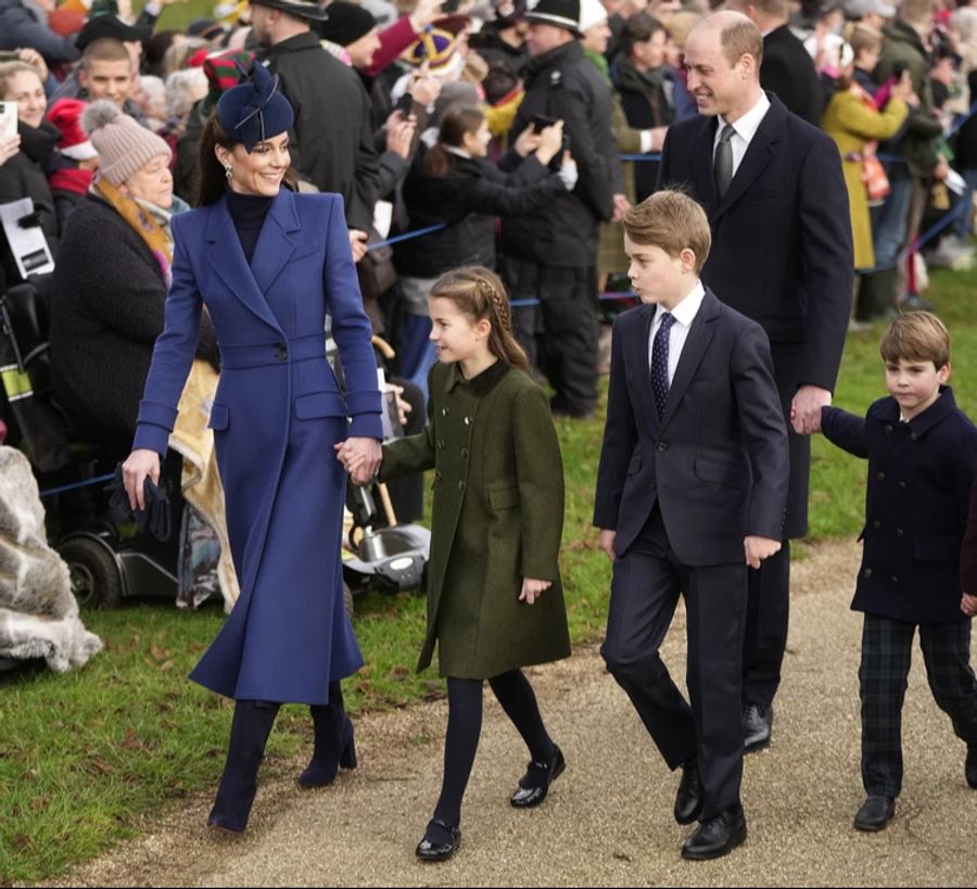 Prinzessin Kate und Prinz William mit ihren drei Kindern an Weihnachten 2023.