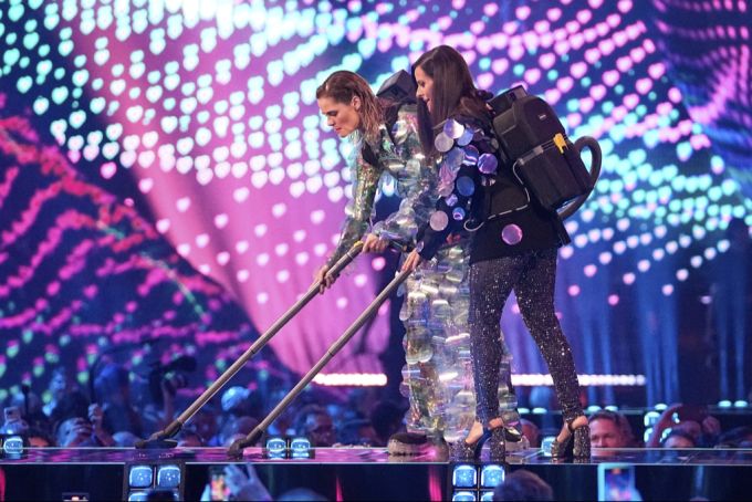 Sandra Studer und Hazel Brugger greifen zum Staubsauger und putzen die Bühne des Eurovision Song Contest. Eurovision Song Contest