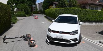 Cazis GR - E-Trottinettfahrerin bei Kollision mit Auto verletzt