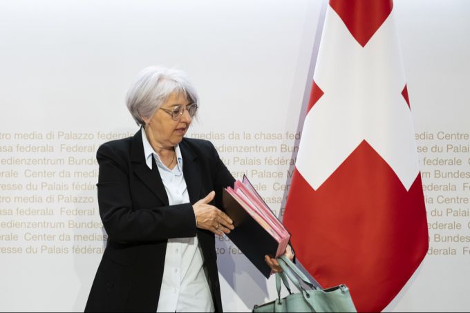Bundesrätin Elisabeth Baume-Schneider verlässt die Medienkonferenz zur Stossrichtung für die nächste AHV-Reform (AHV2030), am 15. Mai 2025, im Medienzentrum Bundeshaus in Bern. Elisabeth Baume-Schneider AHV-Reform AHV2030
