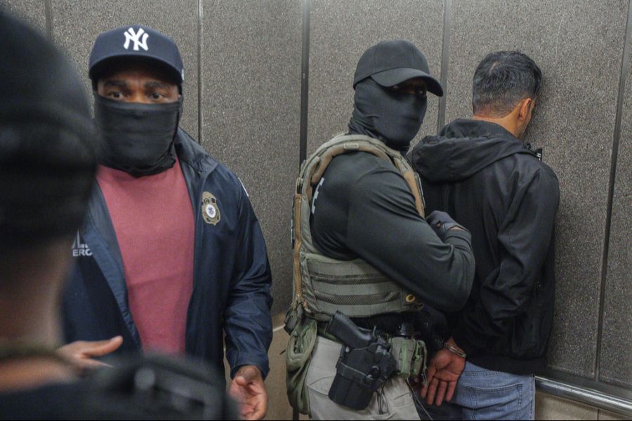 Agenten des ICE mit einem festgenommenen Immigranten in New York.
