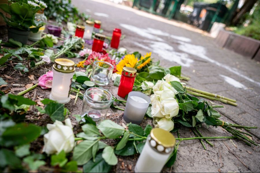 Der Mann tötete mutmasslich zunächst seine Ex-Frau und Mutter des gemeinsamen 8-jährigen Sohnes, sowie danach deren Eltern. (Symbolbild)