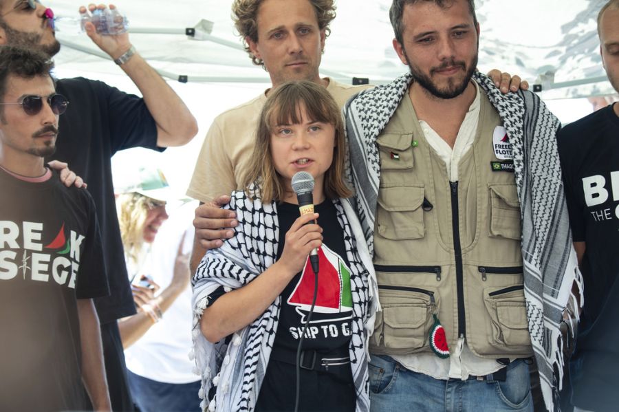 Eine Aktivistengruppe rund um Greta Thunberg ist am Sonntag mit einem Segelschiff nach Gaza aufgebrochen.