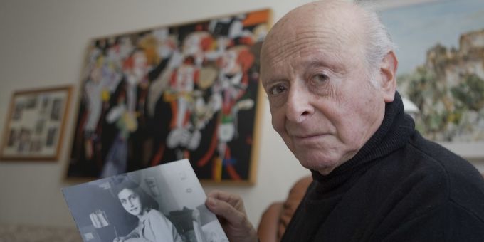 Buddy Elias in Basel im Jahr 2008 mit einem Foto von Anne Frank. Buddy Elias