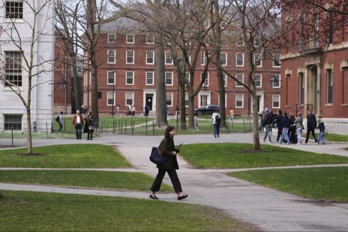 Auch die Elite-Uni Harvard darf vorerts keine ausländischen Studenten mehr aufnehmen. studenten