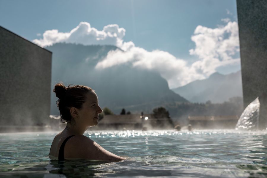 Auch bequem erreichbar: die Bains de La Gruyère am Fusse der Seilbahn in Charmey. Die Thermalbäder bieten einen atemberaubenden Blick auf die Berggipfel.