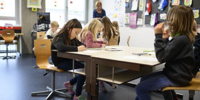 Eine Berner Schule hat die Frühstunde in einem Pilotversuch abgeschafft. (Symbolbild) Schulzimmer