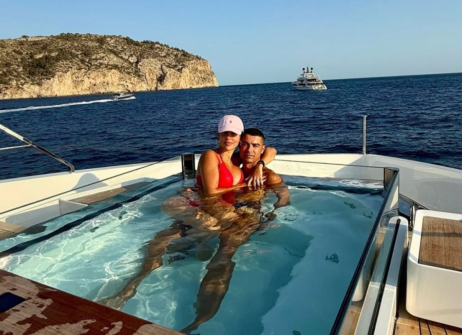 Cristiano Ronaldo und Georgina entspannen auf der Yacht.