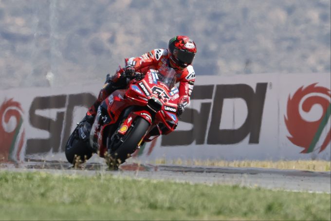 Francesco Bagnaia fährt in Aragon hinter den Marquez-Brüdern auf Rang drei. MotoGP
