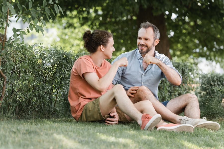Vater mit jugendlichem Sohn im Park