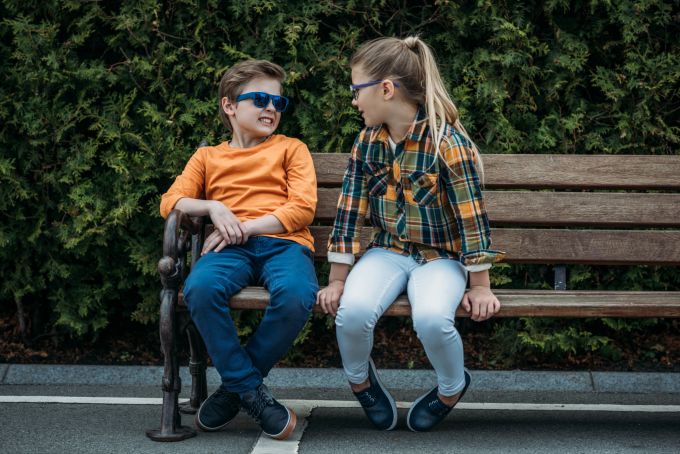 Aktives Zuhören: eine Fähigkeit, die wertvoll für das ganze Leben ist. geschwister liebe verstehen zuhören