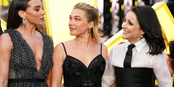 Die Schauspielerinnen Hannah John-Kamen (l-r), Florence Pugh und Julia Louis-Dreyfus kommen zu einer Vorführung des Films «Thunderbolts» in London zusammen. (Archivfoto) thunderbolts