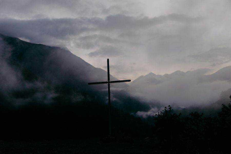 Ihr Ziel war ein Gipfelkreuz, doch unterwegs blieben sie stecken. (Symbolbild)