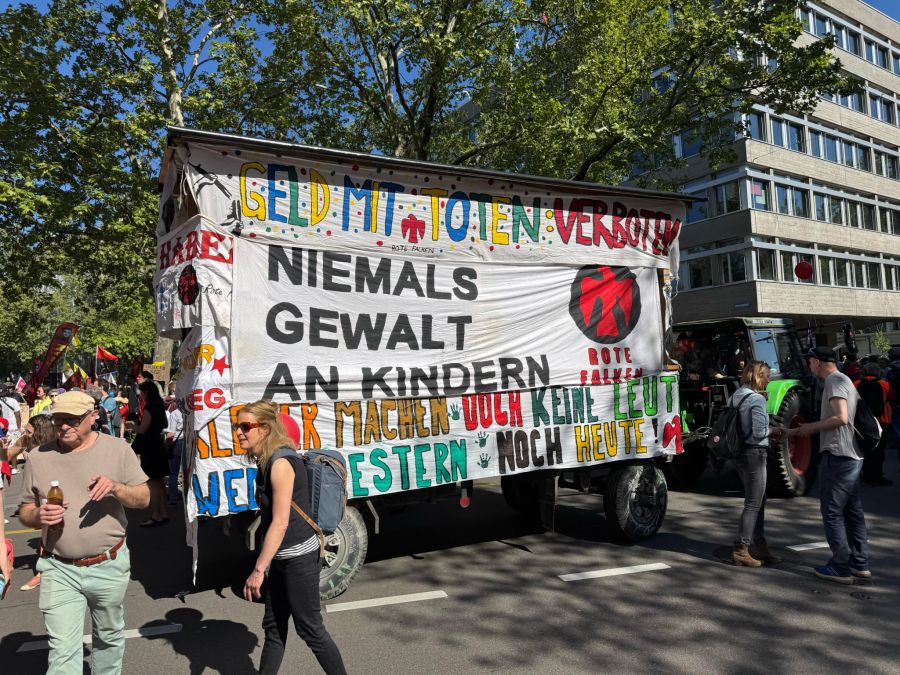 Um 10.30 Uhr setzte sich der Demo-Zug in Bewegung.