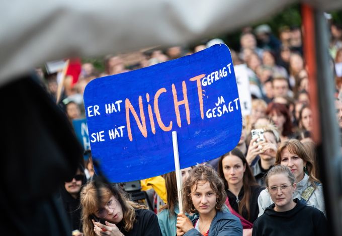 Der Skandal um Lindemann zog regelmässig Frauen auf die Strasse, die Solidarität mit den Opfern bekundeten. rammstein