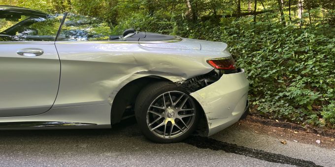Seon AG: Autolenker kollidiert mit Böschung. Seon AG