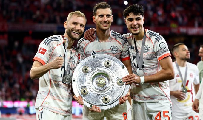 Der FC Bayern ist erneut Meister – und Konrad Laimer (links) lässt es bei der Party krachen. FC Bayern