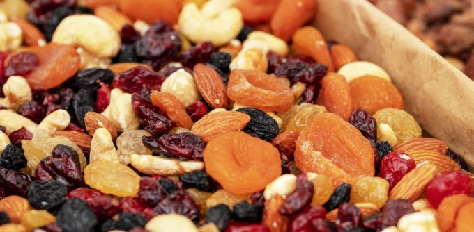 Trockenfrüchte und Nüsschen statt Gummibärli? Ungewöhnlich – aber eine richtig gute Alternative. Trockenfrüchte Nüsse Vegan