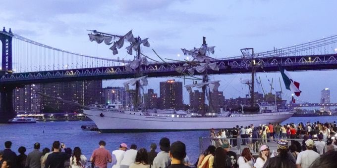 Die Masten des Schulschiffs brachen bei der Kollision mit der Brooklyn Bridge in New York ab. New York Brooklyn Bridge