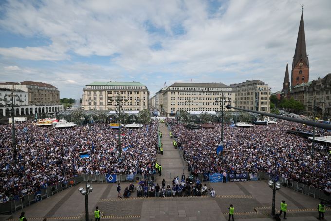 Fans des HSV stehen auf dem Rathausmarkt vor dem Hamburger Rathaus und feiern ihren Club. Aufstiegsfeier Hamburger HSV