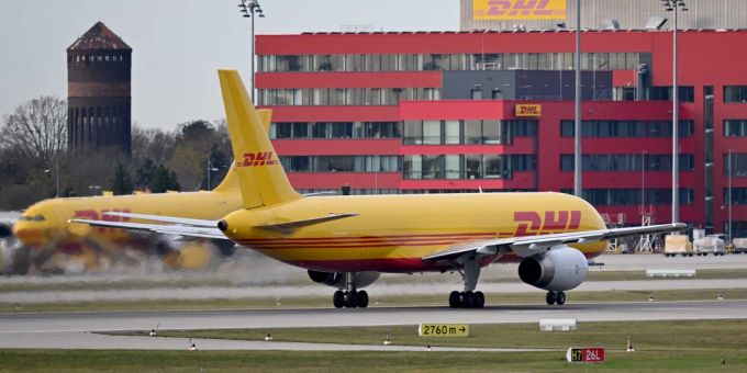 Steckt Russland hinter den Brandanschlägen auf DHL-Pakete im Jahr 2024? russland