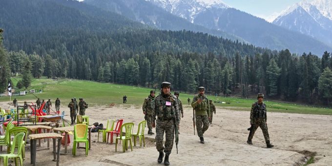 Indische Sicherheitskräfte inspizieren den Ort in Pahalgam, an dem Militante am Dienstag wahllos das Feuer auf Touristen eröffnet haben. (Archivfoto) Kaschmir Indien Pakistan