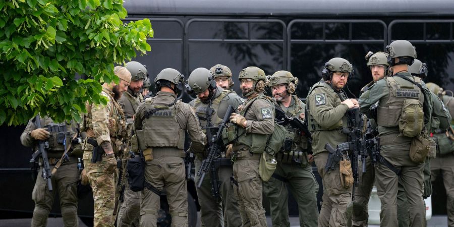 In Minnesota läuft eine grossangelegte Fahndung nach dem Schützen - er soll sich als Polizist ausgegeben haben.
