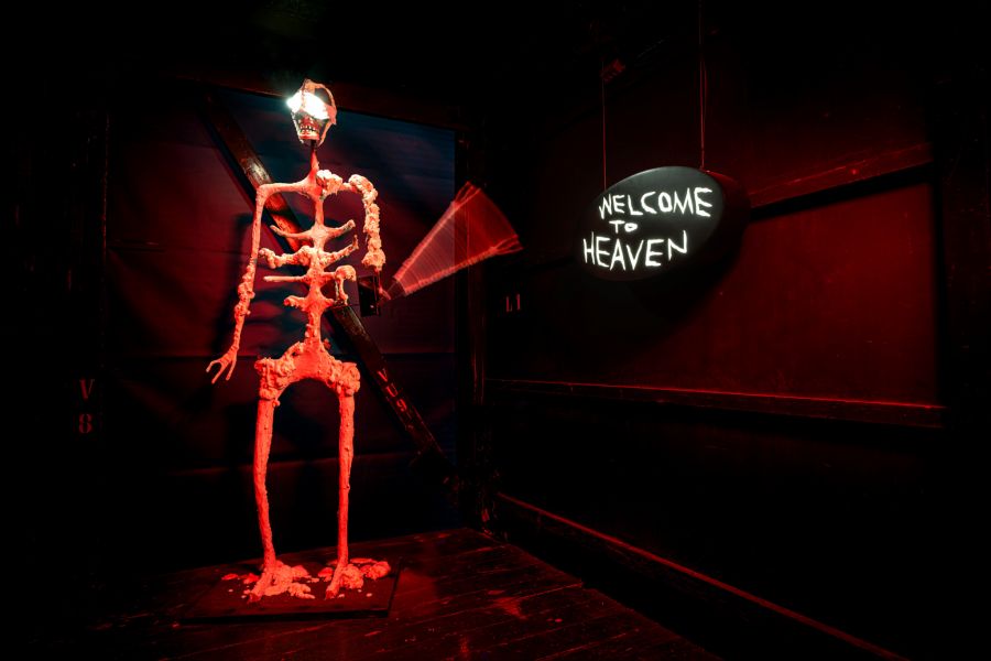 Das Skelett begrüsst die mutigen Besuchenden zur Fahrt durch den Kunst-Parcours «Scream Machines» (2025).