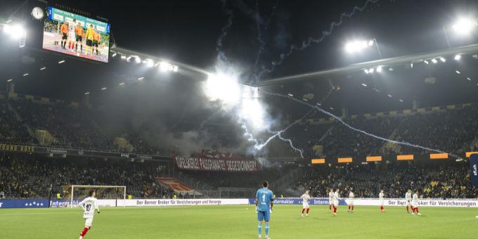 Beim Spiel zwischen YB und Winterthur flog Feuerwerk aus dem Gästeblock auf den Rasen. yb