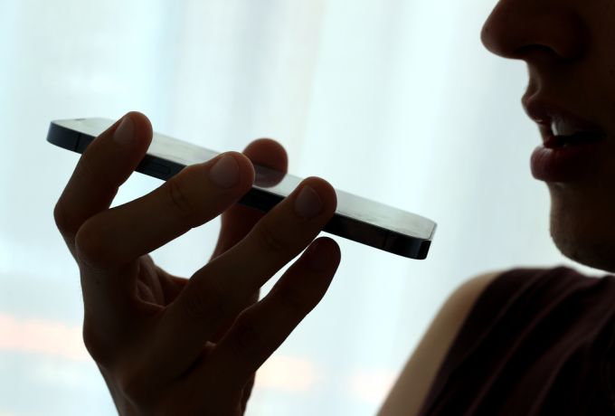 Wer um seine Daten besorgt ist, sollte sie laut Experten möglichst nicht mit der Meta AI auf WhatsApp teilen. (Symbolbild) Mensch Handy Sprachsteuerung WhatsApp