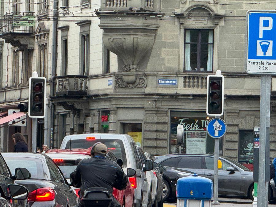Die Ampeln funktionierten ebenfalls nicht, lange Staus waren die Folge.
