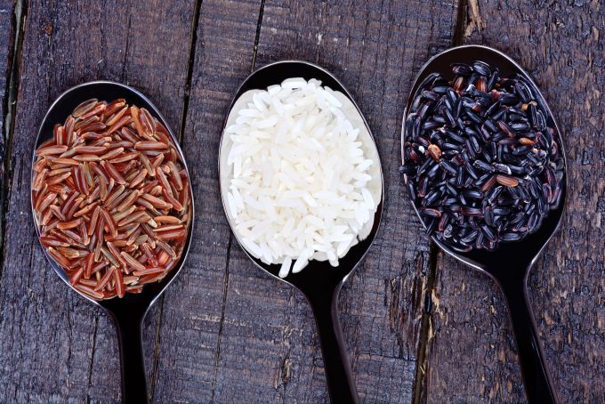 Sein nussiges Aroma und die leicht bissfeste Konsistenz machen den schwarzen Reis zu einer beliebten Zutat für Salate, Bowls und asiatische Gerichte schwarzer reis