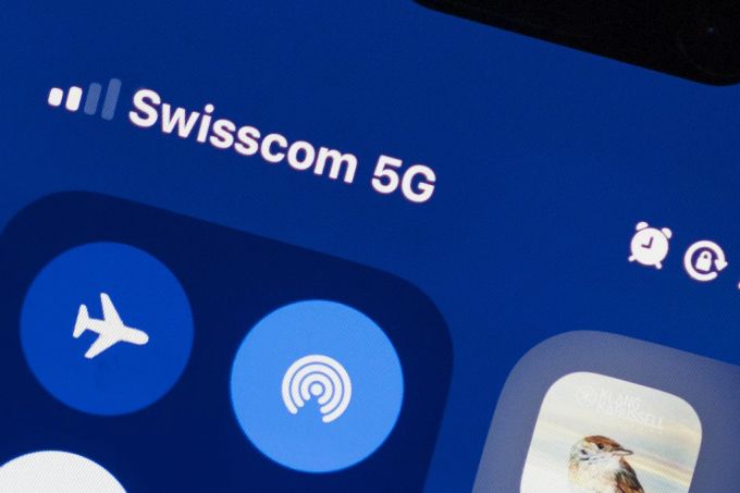 Der Schriftzug «Swisscom 5G», fotografiert auf einem Smartphone, am 13. Februar 2025 in Zürich. Swisscom 5G