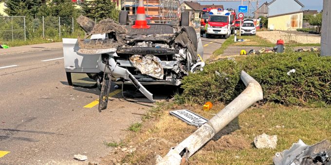 Neukirch TG: Mit Auto überschlagen – Lenkerin schwer verletzt. Neukirch TG