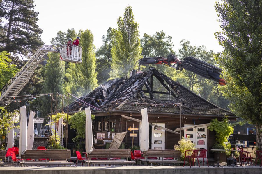 Bei den Löscharbeiten musste die Feuerwehr mit dem Kran anrücken. (Archivbild)