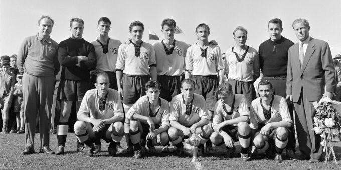 Die Meistermannschaft von YB aus dem Jahr 1957 mit Heinz Geiser (vorne, 2.v.l.). YB