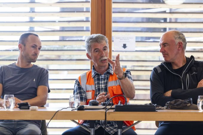 Die Walliser Staatsräte Mathias Reynard (links) und Christophe Darbellay (rechts mit dem Gemeindepräsident von Val de Bagnes VS), Fabien Sauthier, während einer Medienkonferenz zu den Murgängen, am 9. Juni 2025. Mathias Reynard Christophe Darbellay