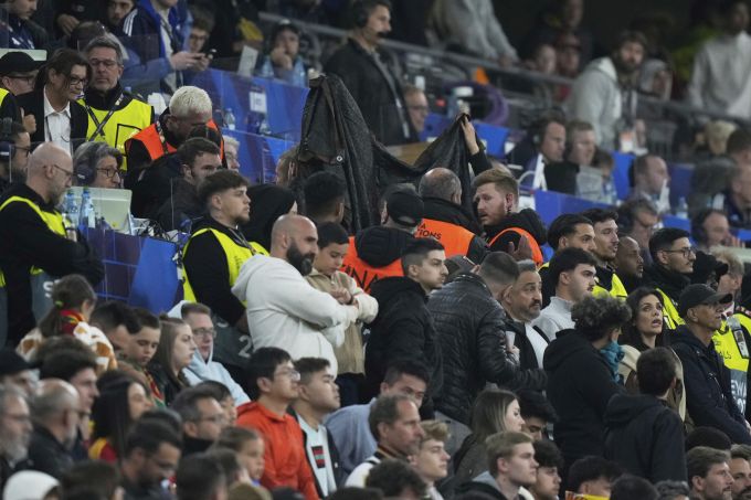 Ein Fan stürzte beim Final der Nations League in den Tod. Nations League Final Tragödie