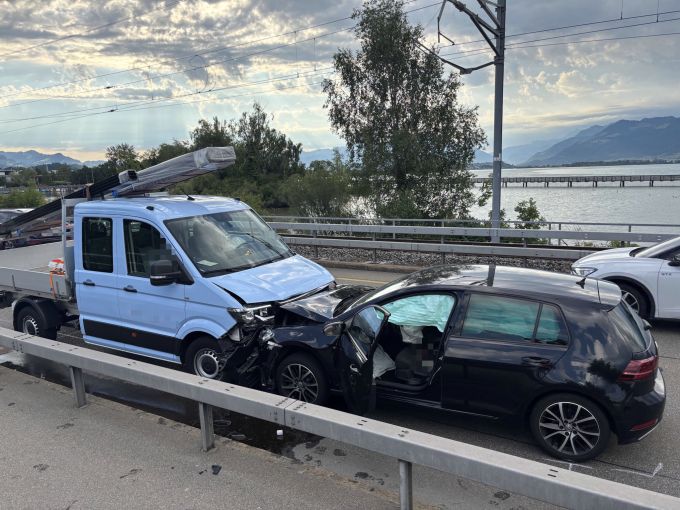 An den Fahrzeugen entstand Totalschaden. Totalschaden
